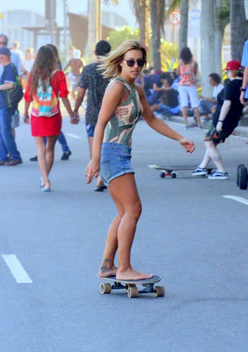 A jornalista Cristiane Dias anda de skate com o filho na orla do Leblon, na Zona Sul do Rio, na tarde de domingo