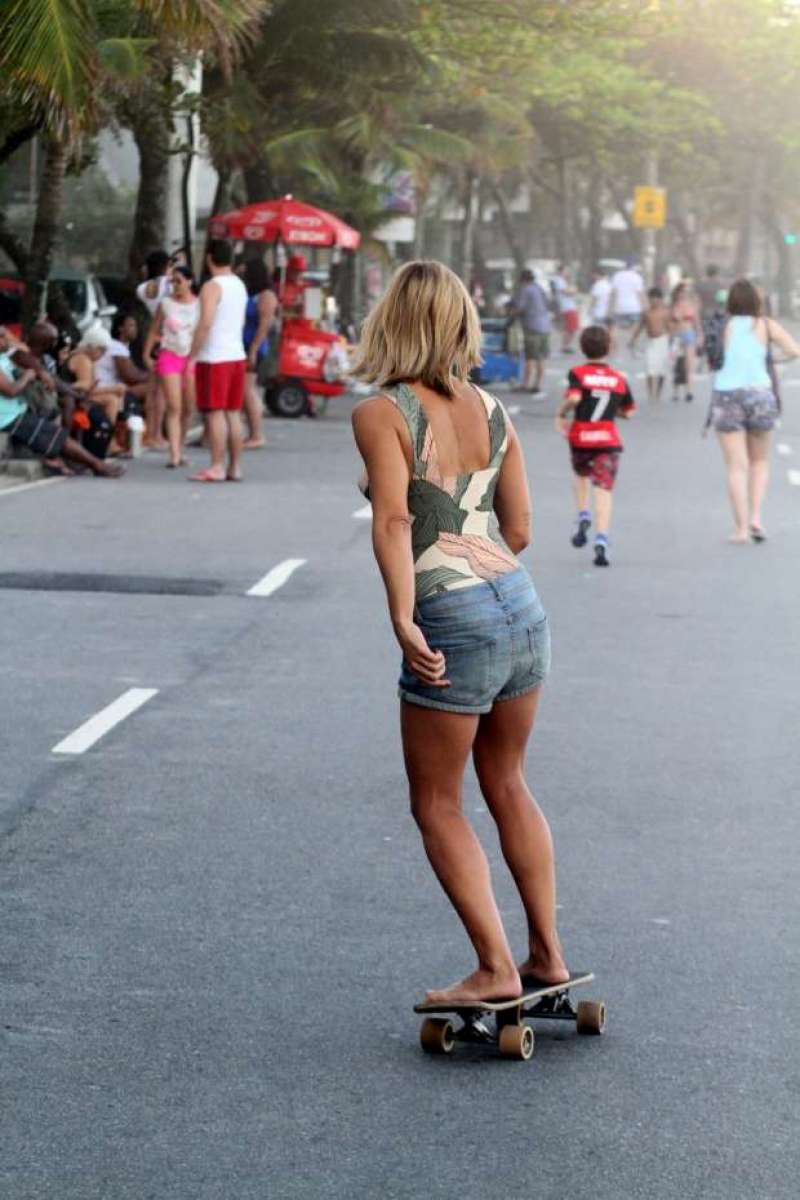 A jornalista Cristiane Dias anda de skate com o filho na orla do Leblon, na Zona Sul do Rio, na tarde de domingo