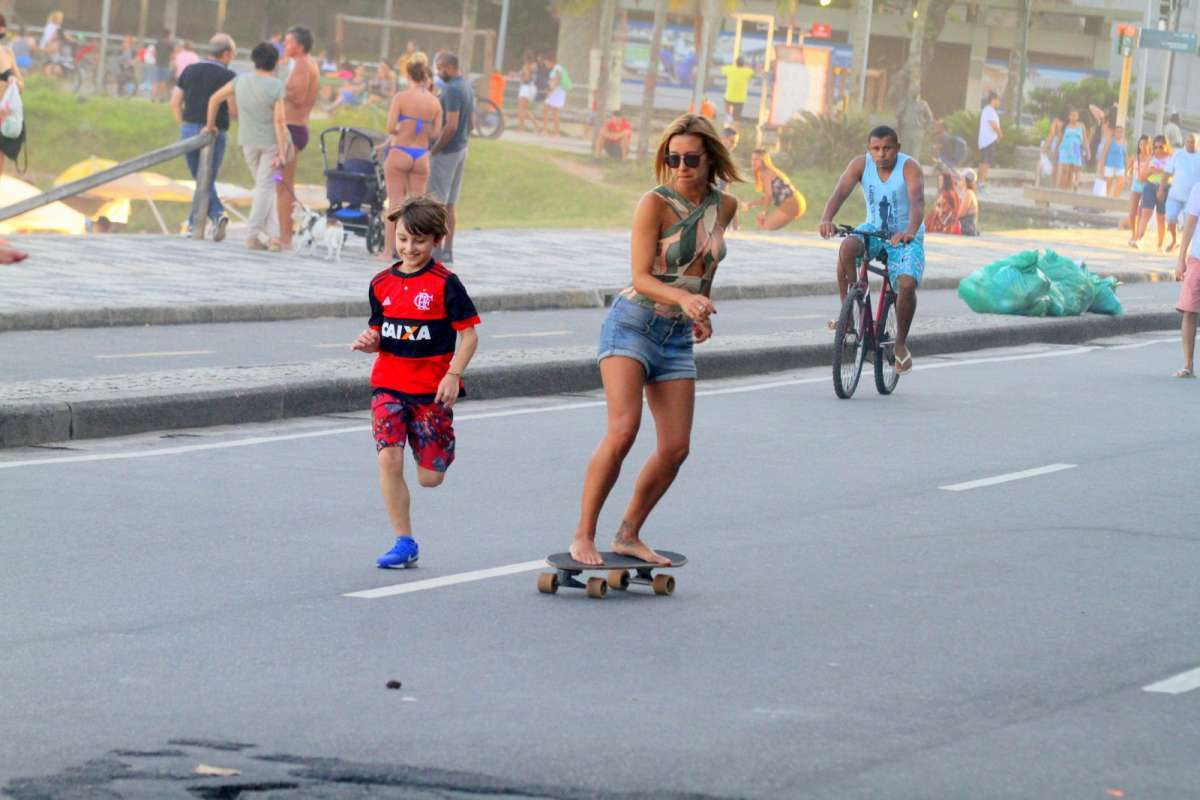 A jornalista Cristiane Dias anda de skate com o filho na orla do Leblon, na Zona Sul do Rio, na tarde de domingo