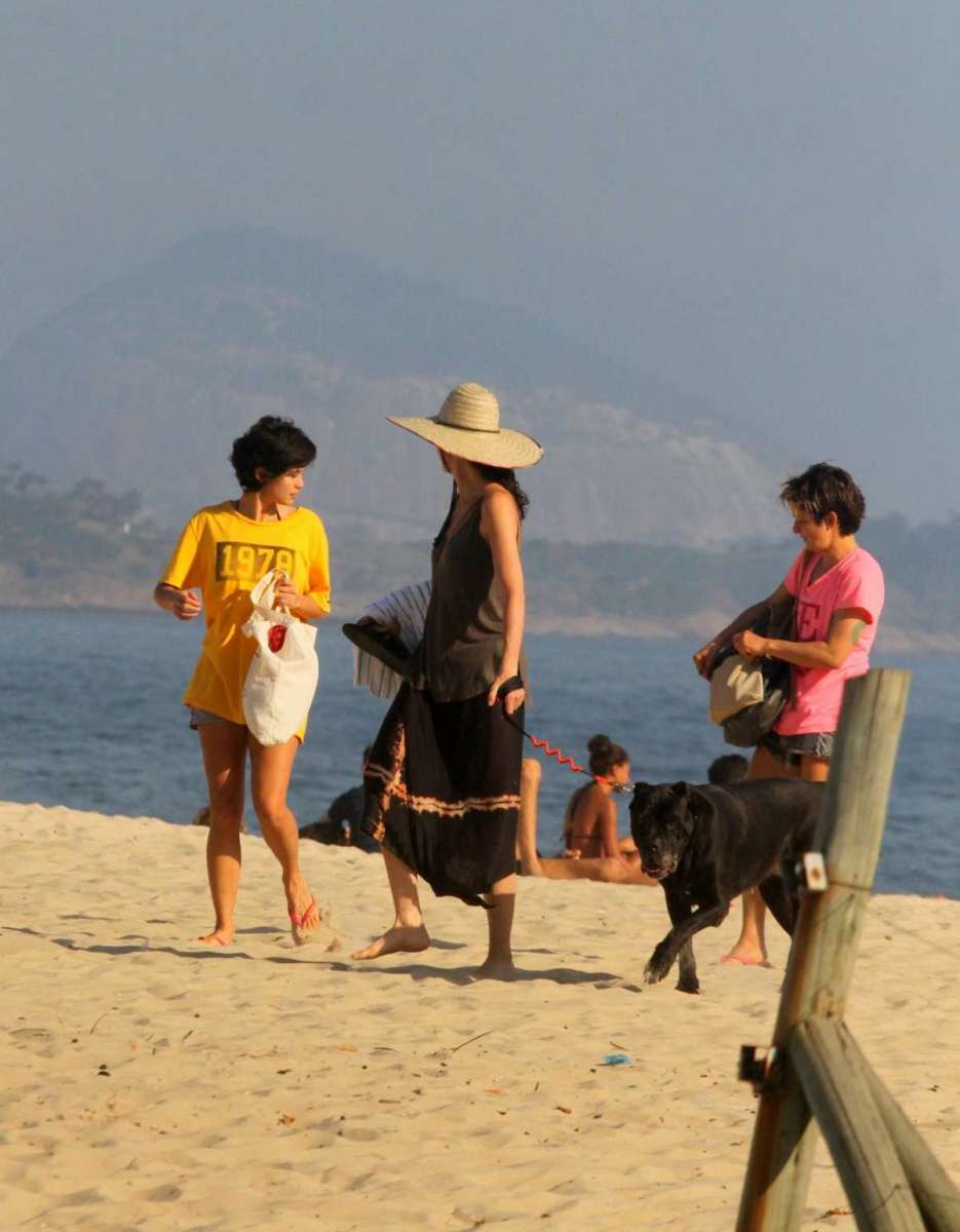 Nanda Costa curte domingo de sol com a namorada, Lan Lanh, na Praia de Ipanema, na Zona Sul do Rio