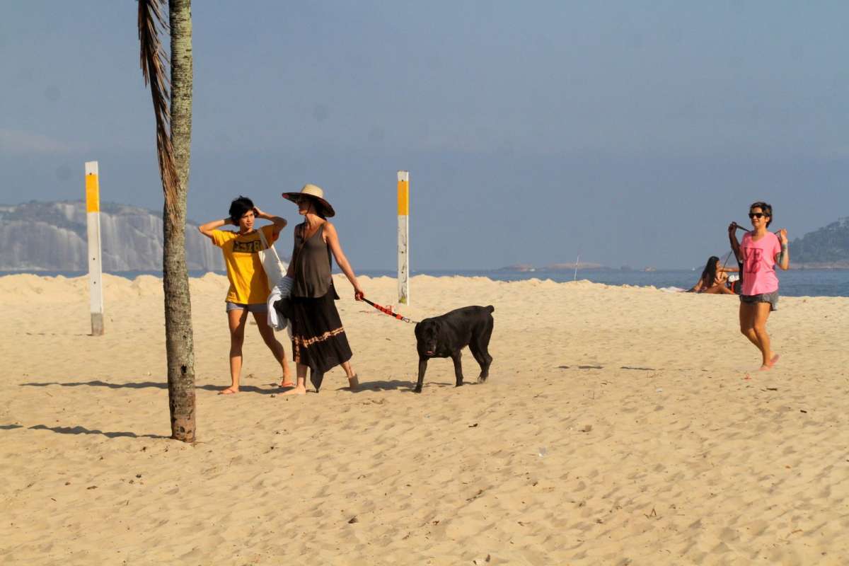 Nanda Costa curte domingo de sol com a namorada, Lan Lanh, na Praia de Ipanema, na Zona Sul do Rio