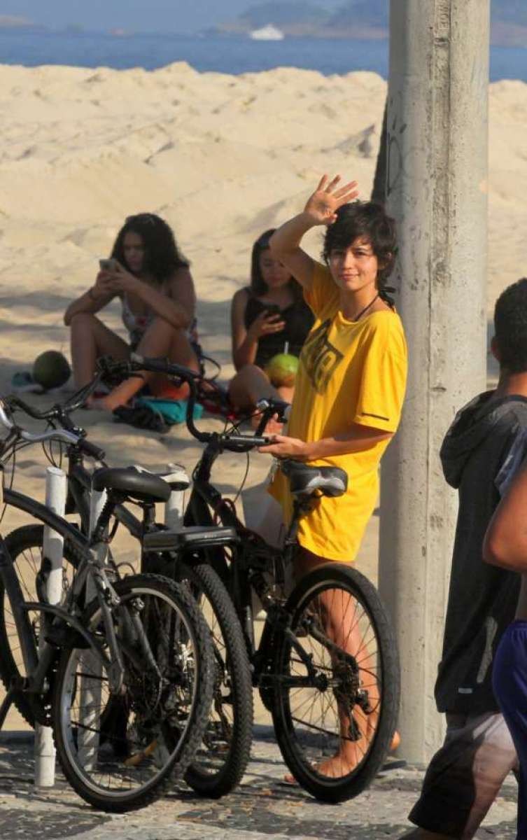 Nanda Costa curte domingo de sol com a namorada, Lan Lanh, na Praia de Ipanema, na Zona Sul do Rio