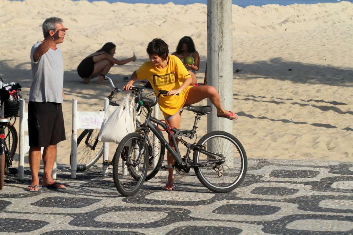 Nanda Costa curte domingo de sol com a namorada, Lan Lanh, na Praia de Ipanema, na Zona Sul do Rio