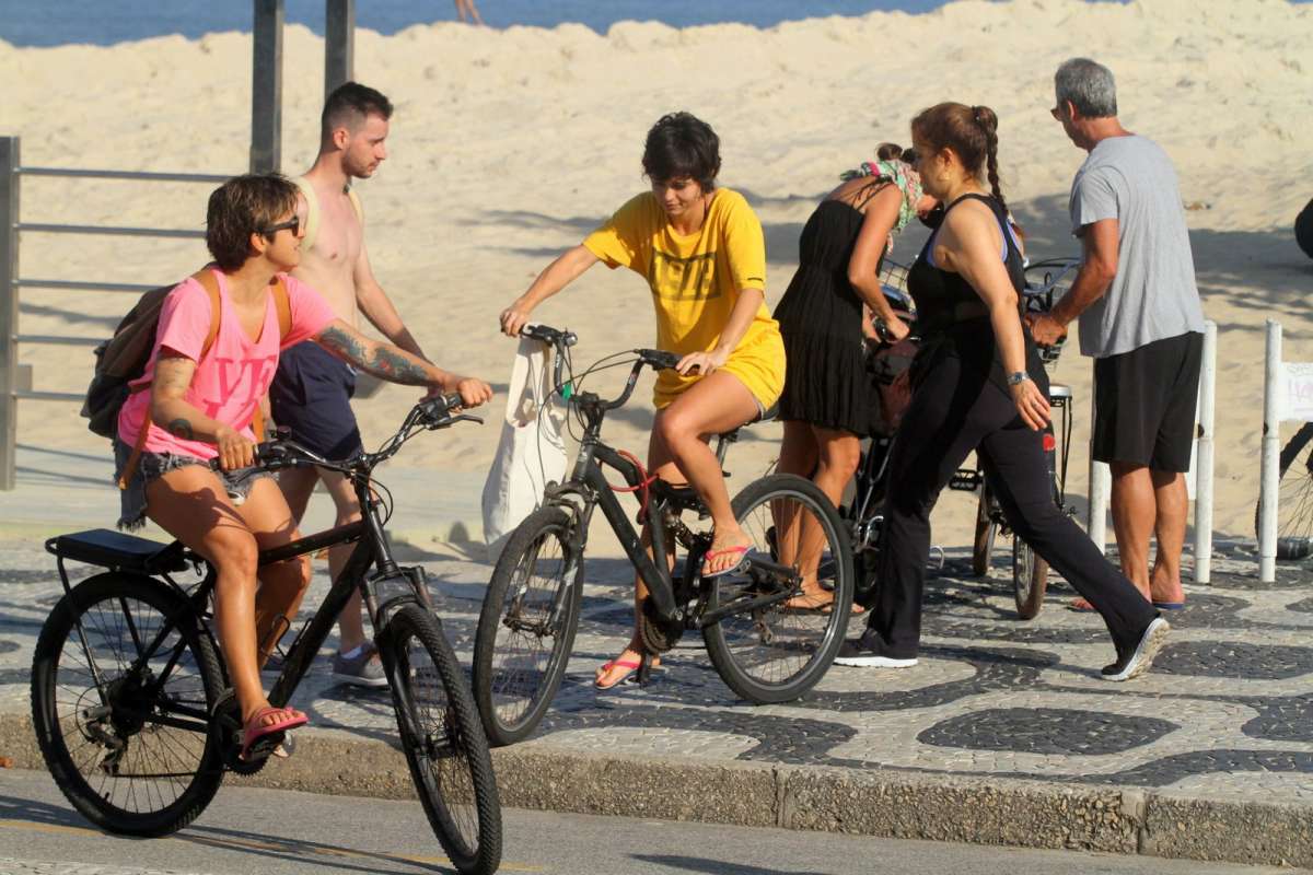 Nanda Costa curte domingo de sol com a namorada, Lan Lanh, na Praia de Ipanema, na Zona Sul do Rio