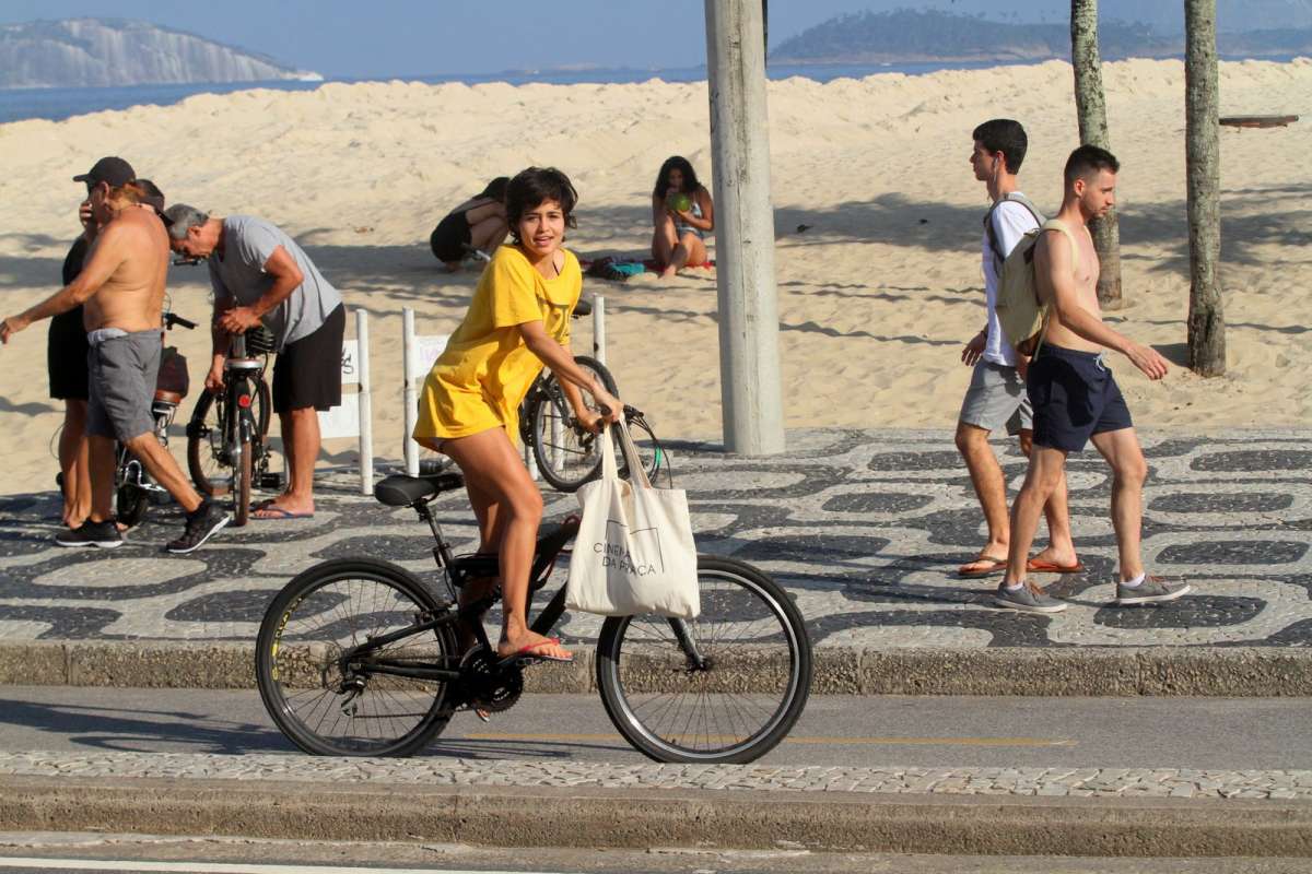 Nanda Costa curte domingo de sol com a namorada, Lan Lanh, na Praia de Ipanema, na Zona Sul do Rio