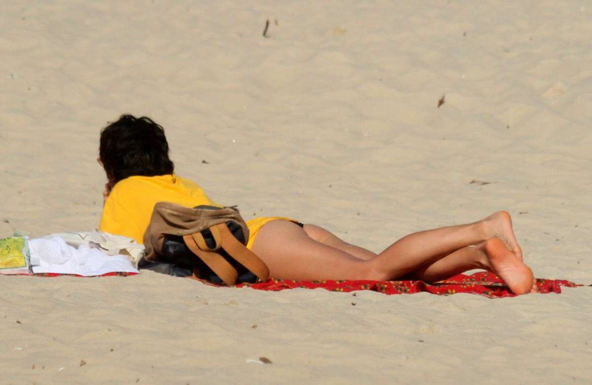 Nanda Costa curte domingo de sol com a namorada, Lan Lanh, na Praia de Ipanema, na Zona Sul do Rio