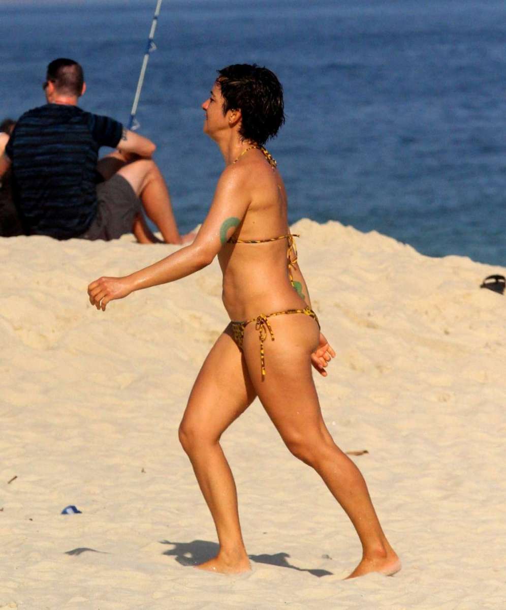 Nanda Costa curte domingo de sol com a namorada, Lan Lanh, na Praia de Ipanema, na Zona Sul do Rio