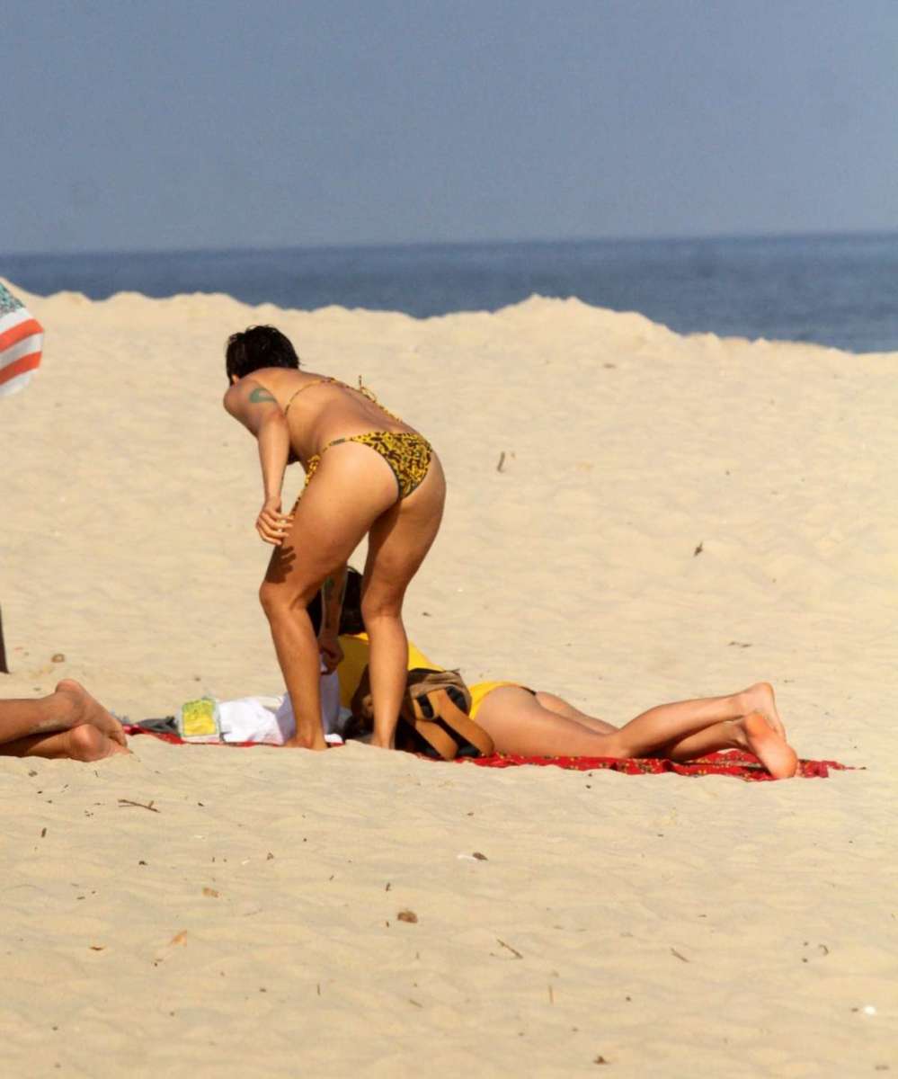 Nanda Costa curte domingo de sol com a namorada, Lan Lanh, na Praia de Ipanema, na Zona Sul do Rio