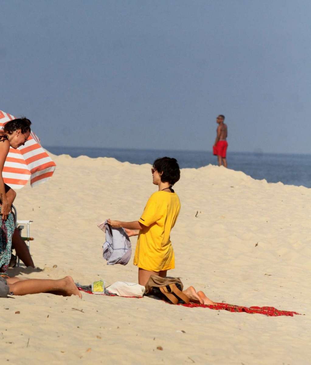 Nanda Costa curte domingo de sol com a namorada, Lan Lanh, na Praia de Ipanema, na Zona Sul do Rio