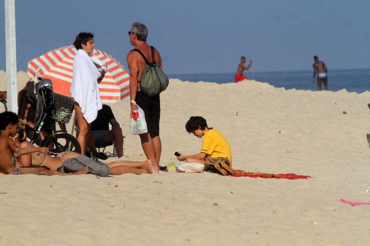 Nanda Costa curte domingo de sol com a namorada, Lan Lanh, na Praia de Ipanema, na Zona Sul do Rio
