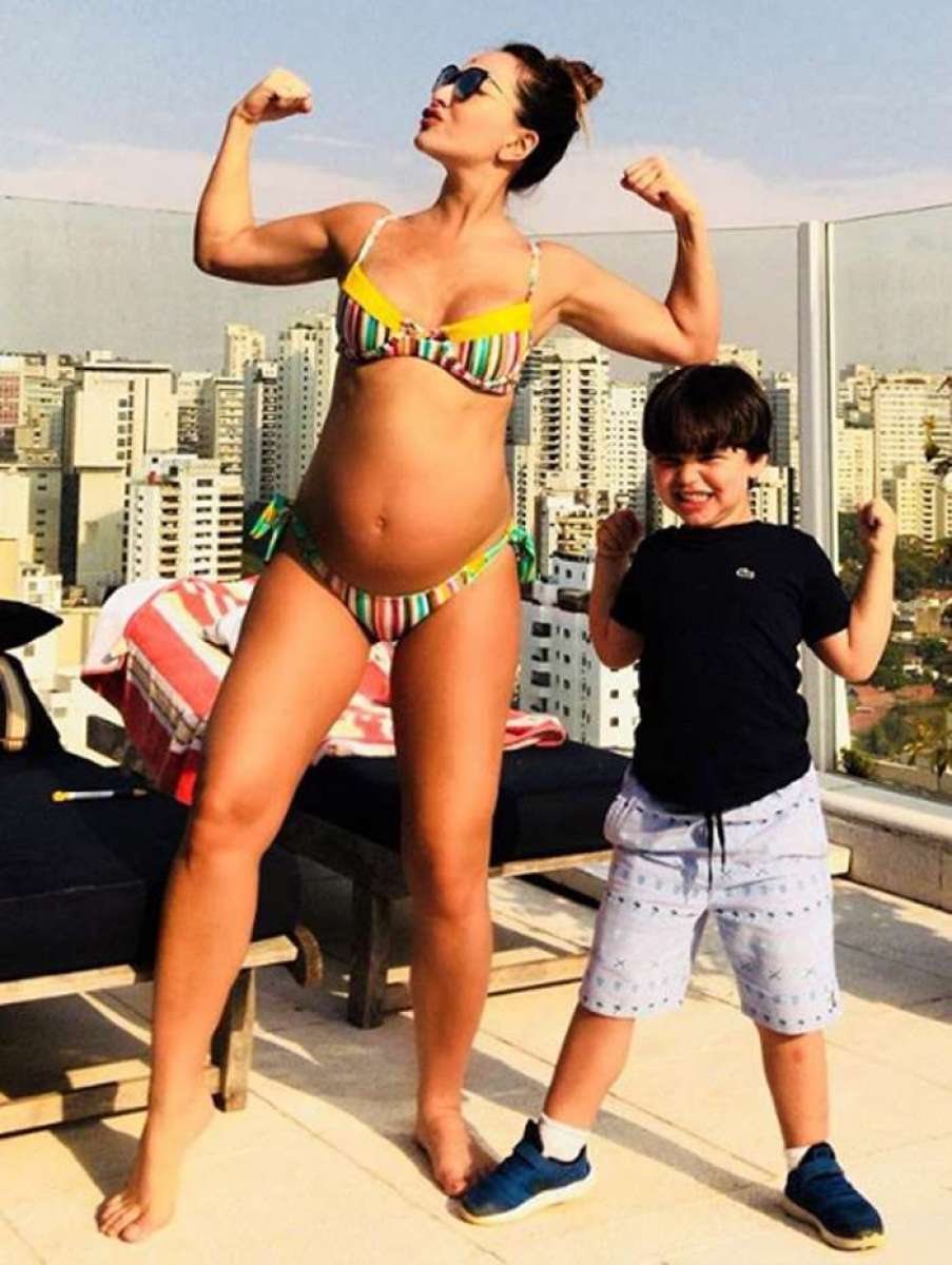Sabrina Sato posa de biquíni ao lado do sobrinho, Felipe