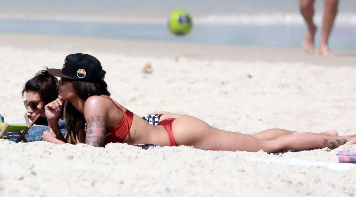 Aline Riscado curte dia de praia com amigas e o namorado, o ator Felipe Roque