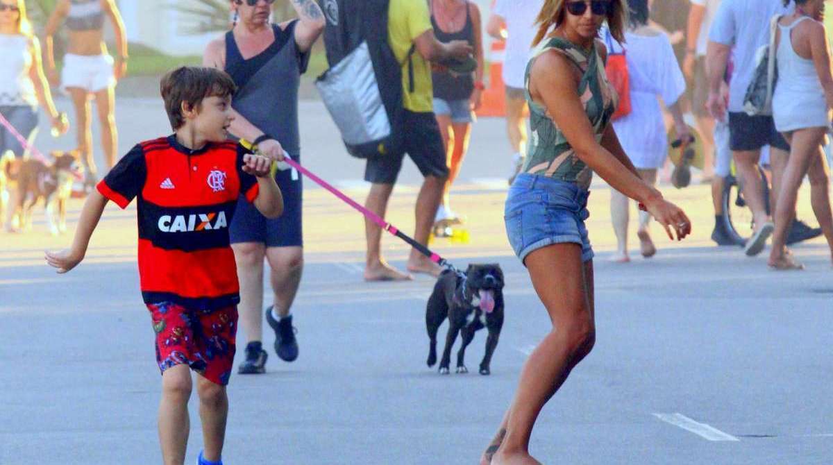 A jornalista Cristiane Dias anda de skate com o filho na orla do Leblon, na Zona Sul do Rio, na tarde de domingo