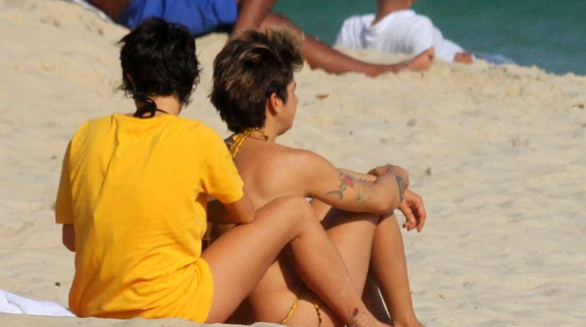 Nanda Costa curte domingo de sol com a namorada, Lan Lanh, na Praia de Ipanema, na Zona Sul do Rio