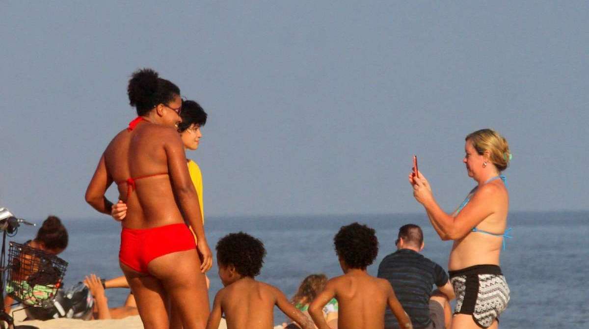 Nanda Costa curte domingo de sol com a namorada, Lan Lanh, na Praia de Ipanema, na Zona Sul do Rio