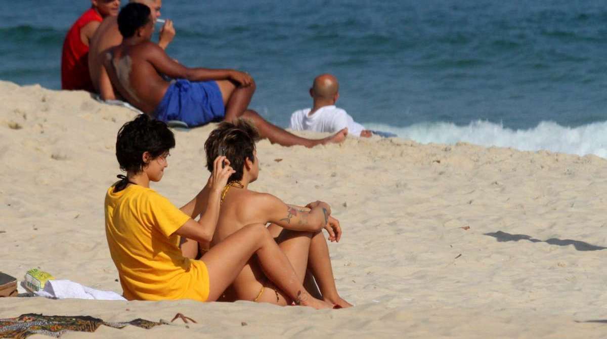 Nanda Costa curte domingo de sol com a namorada, Lan Lanh, na Praia de Ipanema, na Zona Sul do Rio
