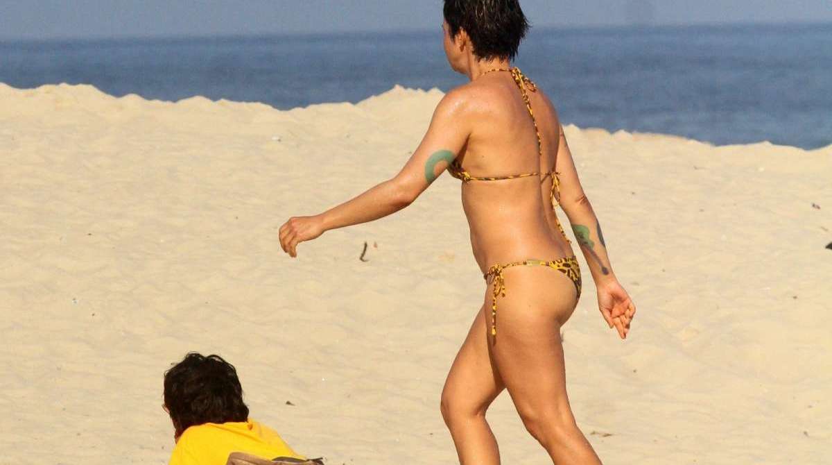 Nanda Costa curte domingo de sol com a namorada, Lan Lanh, na Praia de Ipanema, na Zona Sul do Rio