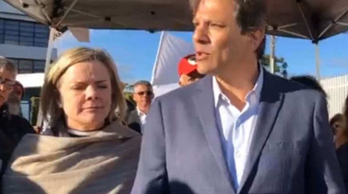 Candidato a vice-presidente Fernando Haddad (PT) dá entrevista coletiva ao lado da presidente do partido, Gleisi Hoffmann, após visitar Lula na sede da PF, onde está preso - Reprodução/ Facebook