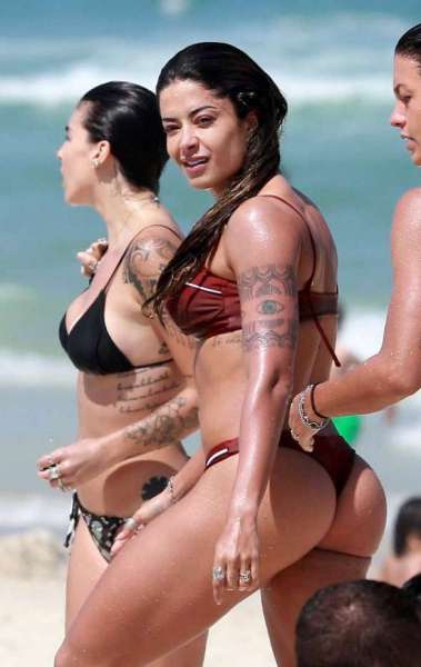 Aline Riscado curte dia de praia com amigas e o namorado, o ator Felipe Roque