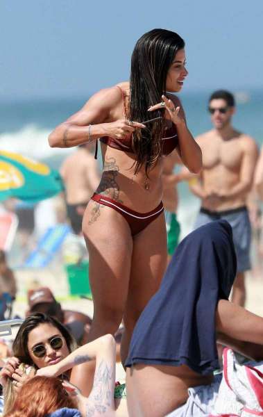 Aline Riscado curte dia de praia com amigas e o namorado, o ator Felipe Roque