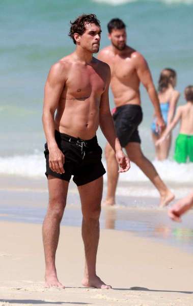 Aline Riscado curte dia de praia com amigas e o namorado, o ator Felipe Roque