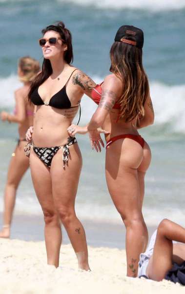 Aline Riscado curte dia de praia com amigas e o namorado, o ator Felipe Roque