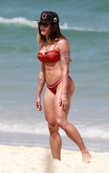 Aline Riscado curte dia de praia com amigas e o namorado, o ator Felipe Roque