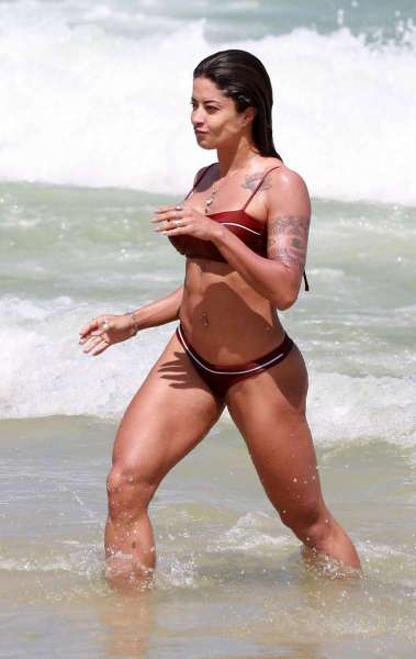 Aline Riscado curte dia de praia com amigas e o namorado, o ator Felipe Roque