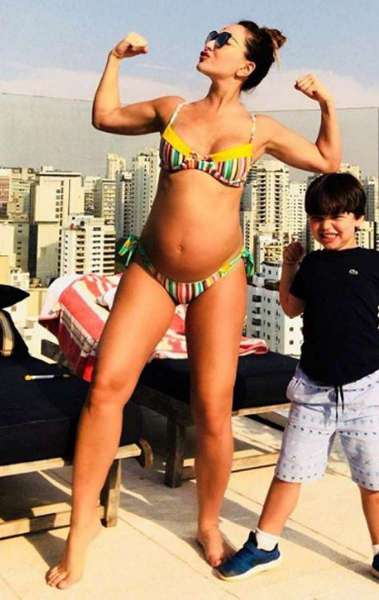 Sabrina Sato posa de biqu&iacute;ni ao lado do sobrinho, Felipe