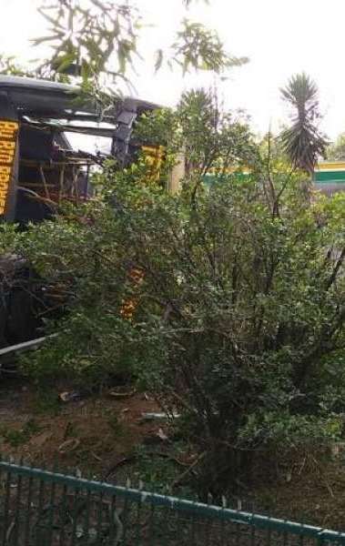 Ônibus capota, invade posto de gasolina e deixa feridos no Aterro do Flamengo