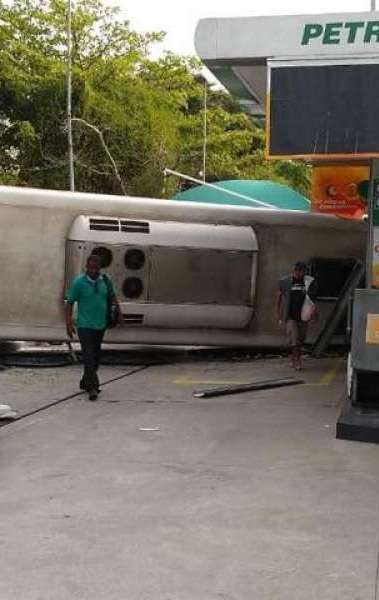 Ônibus capota, invade posto de gasolina e deixa feridos no Aterro do Flamengo