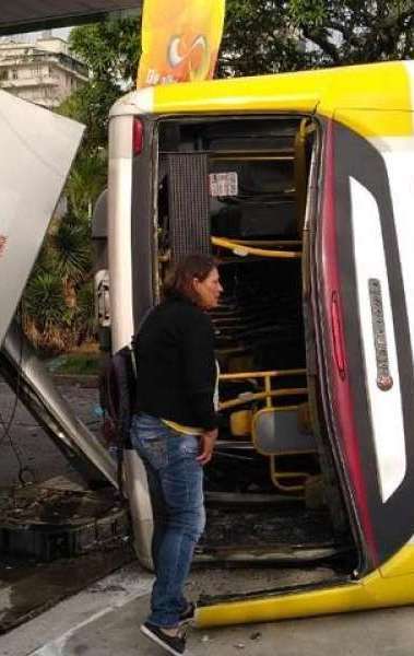 Ônibus capota, invade posto de gasolina e deixa feridos no Aterro do Flamengo
