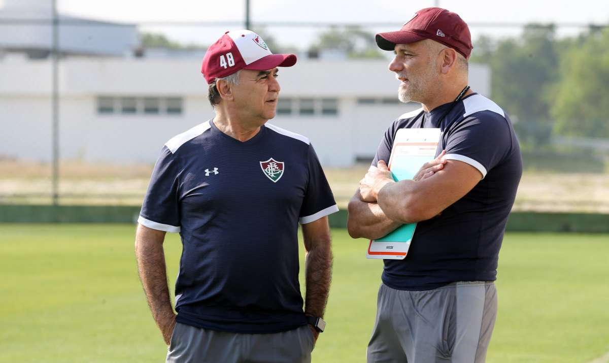 Marcelo Oliveira conversa com o técnico do sub-20, Léo Percovich - LUCAS MERÇON / FLUMINENSE