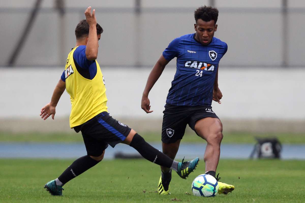 Moisés participa de treino no Nilton Santos: lateral-esquerdo adverte que o time precisa mostrar a cara - Vitor Silva/ SSPress / Botafogo.