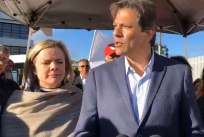 Candidato a vice-presidente Fernando Haddad (PT) dá entrevista coletiva ao lado da presidente do partido, Gleisi Hoffmann, após visitar Lula na sede da PF, onde está preso Candidato a vice-presidente Fernando Haddad (PT) dá entrevista coletiva ao lado da presidente do partido, Gleisi Hoffmann, após visitar Lula na sede da PF, onde está preso