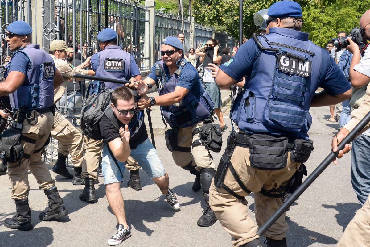 2018-09-03 - AGÊNCIA DE NOTîCIAS - PARCEIRO - Manifestação em defesa do Museu Nacional, na Quinta da Boa Vista, São Cristóvão, Zona Norte do Rio, depois do incêndio de domingo (2) que destruiu o acervo da instituição histórica. O protesto tem em sua maioria estudantes da UFRJ - Foto: Clever Felix/Parceiro/Agência O Dia
