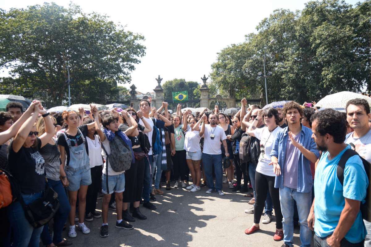 2018-09-03 - AGÊNCIA DE NOTîCIAS - PARCEIRO - Manifestação em defesa do Museu Nacional, na Quinta da Boa Vista, São Cristóvão, Zona Norte do Rio, depois do incêndio de domingo (2) que destruiu o acervo da instituição histórica. O protesto tem em sua maioria estudantes da UFRJ - Foto: Clever Felix/Parceiro/Agência O Dia