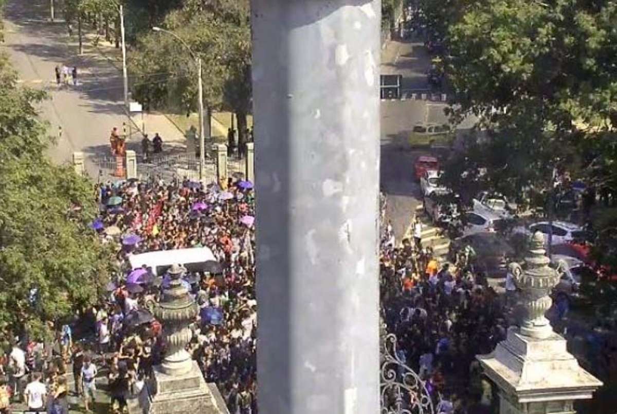Manifestantes realizam ato em defesa do Museu Nacional na entrada da Quinta da Boa Vista