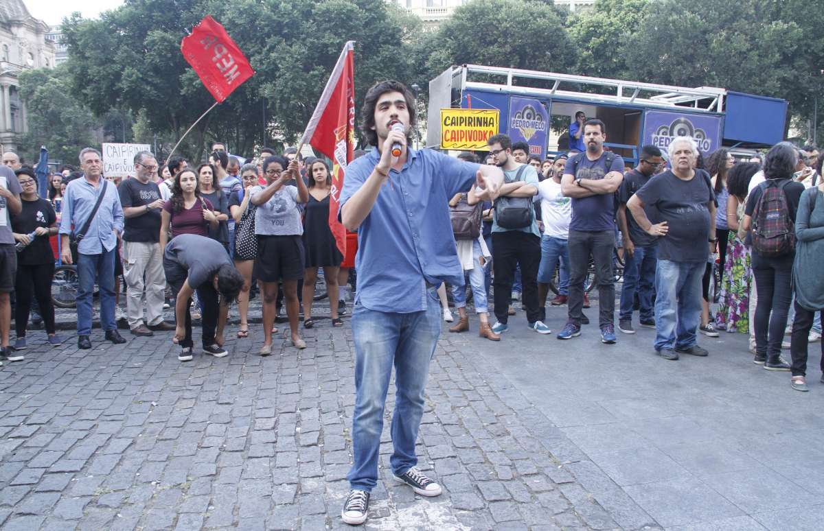 2018-09-03 - AG&Ecirc;NCIA DE NOT&Iacute;CIAS - PARCEIRO - Estudantes se re&uacute;nem em protesto na Cinel&acirc;ndia, centro da Cidade do Rio de Janeiro, contra a falta de investimentos em conserva&ccedil;&atilde;o de patrim&ocirc;nio hist&oacute;rico, nesta segunda-feira(03). Foto: Onofre Veras/Parceiro/Ag&ecirc;ncia O Dia