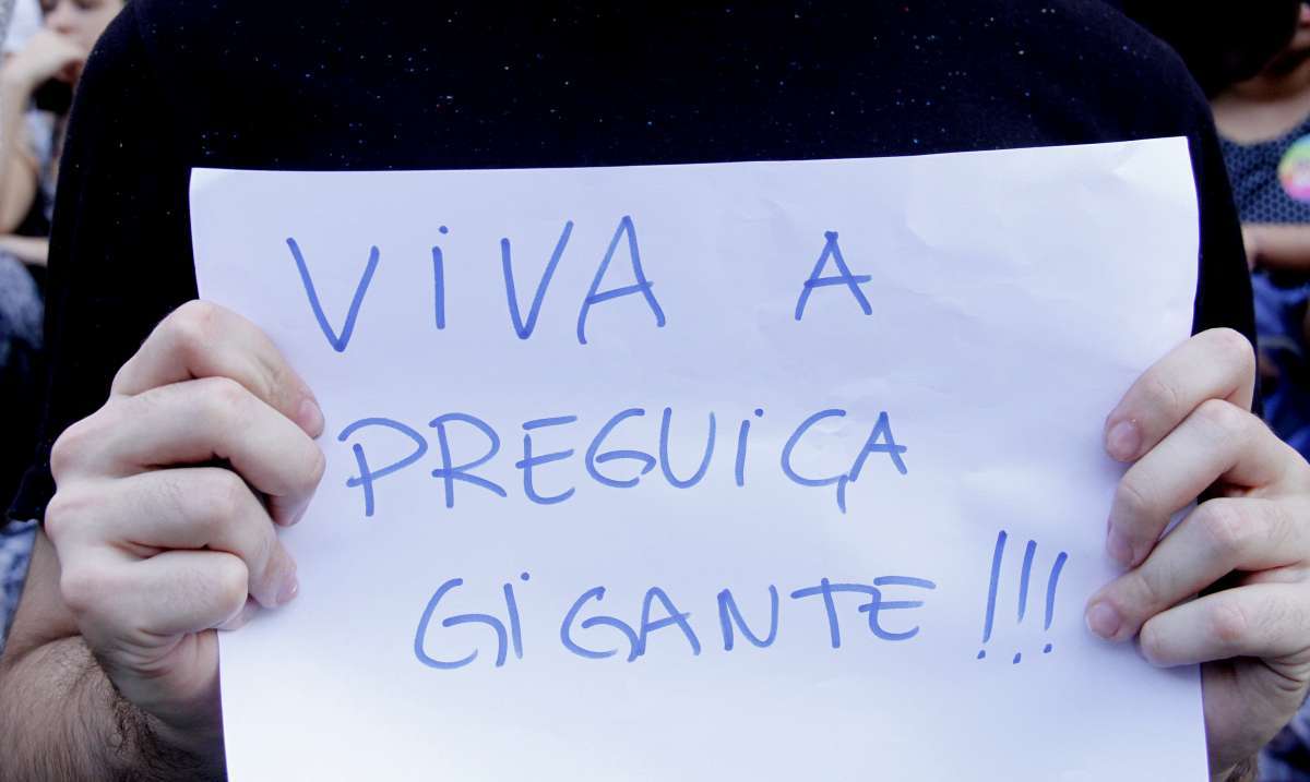 2018-09-03 - AG&Ecirc;NCIA DE NOT&Iacute;CIAS - PARCEIRO - Estudantes se re&uacute;nem em protesto na Cinel&acirc;ndia, centro da Cidade do Rio de Janeiro, contra a falta de investimentos em conserva&ccedil;&atilde;o de patrim&ocirc;nio hist&oacute;rico, nesta segunda-feira(03). Foto: Onofre Veras/Parceiro/Ag&ecirc;ncia O Dia