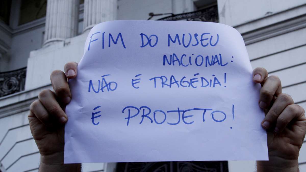 2018-09-03 - AG&Ecirc;NCIA DE NOT&Iacute;CIAS - PARCEIRO - Estudantes se re&uacute;nem em protesto na Cinel&acirc;ndia, centro da Cidade do Rio de Janeiro, contra a falta de investimentos em conserva&ccedil;&atilde;o de patrim&ocirc;nio hist&oacute;rico, nesta segunda-feira(03). Foto: Onofre Veras/Parceiro/Ag&ecirc;ncia O Dia