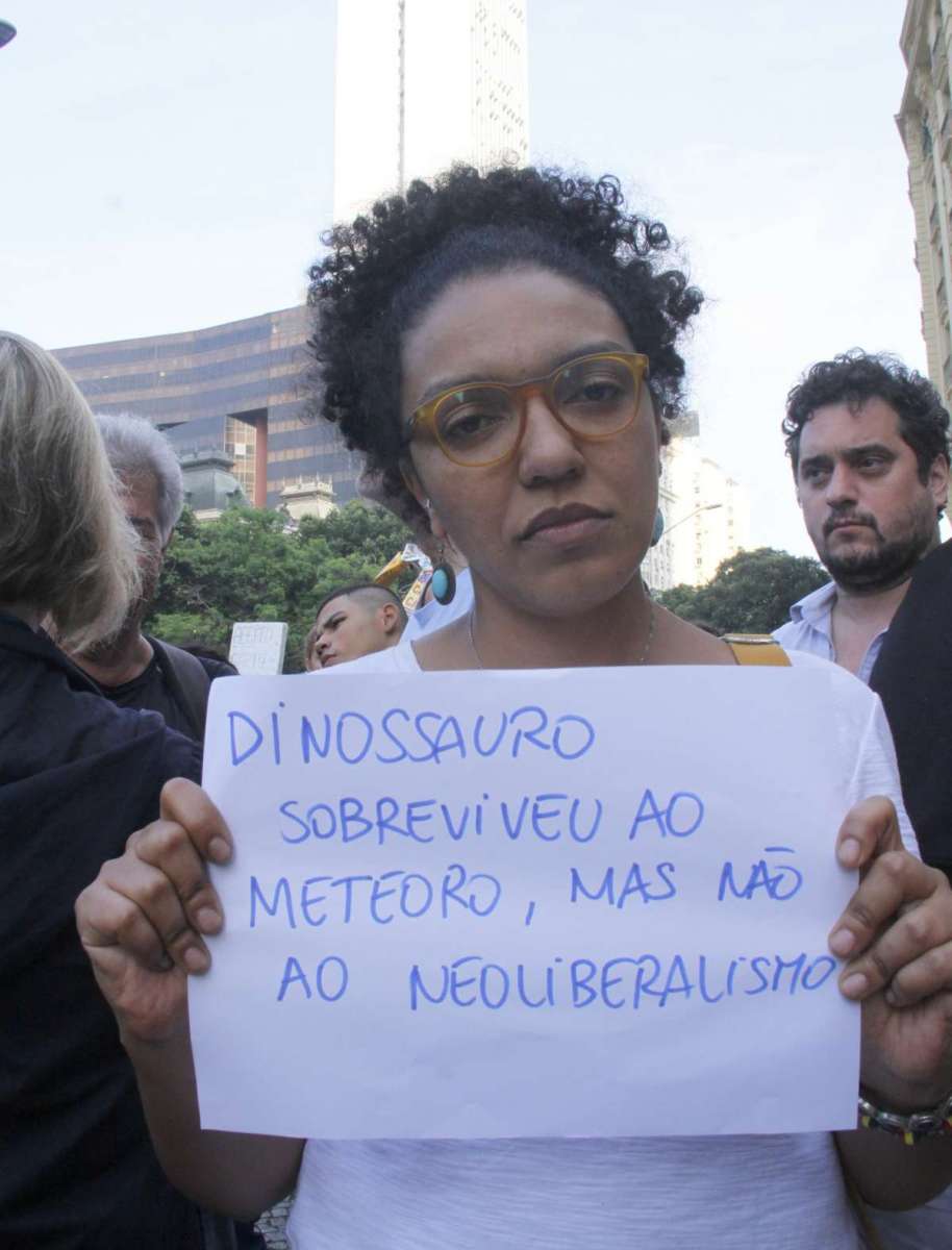2018-09-03 - AG&Ecirc;NCIA DE NOT&Iacute;CIAS - PARCEIRO - Estudantes se re&uacute;nem em protesto na Cinel&acirc;ndia, centro da Cidade do Rio de Janeiro, contra a falta de investimentos em conserva&ccedil;&atilde;o de patrim&ocirc;nio hist&oacute;rico, nesta segunda-feira(03). Foto: Onofre Veras/Parceiro/Ag&ecirc;ncia O Dia