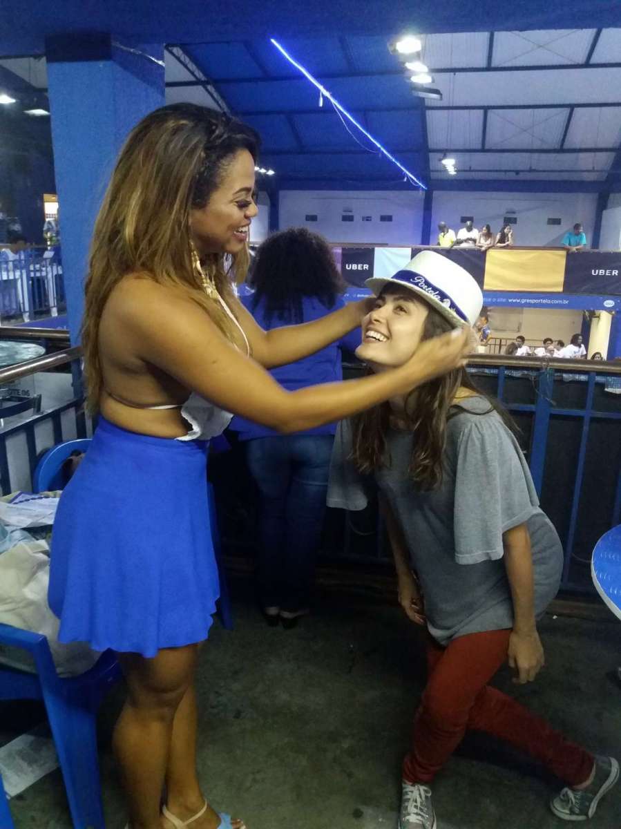 Maria Casadevall com a rainha de bateria Bianca Monteiro na quadra da Portela