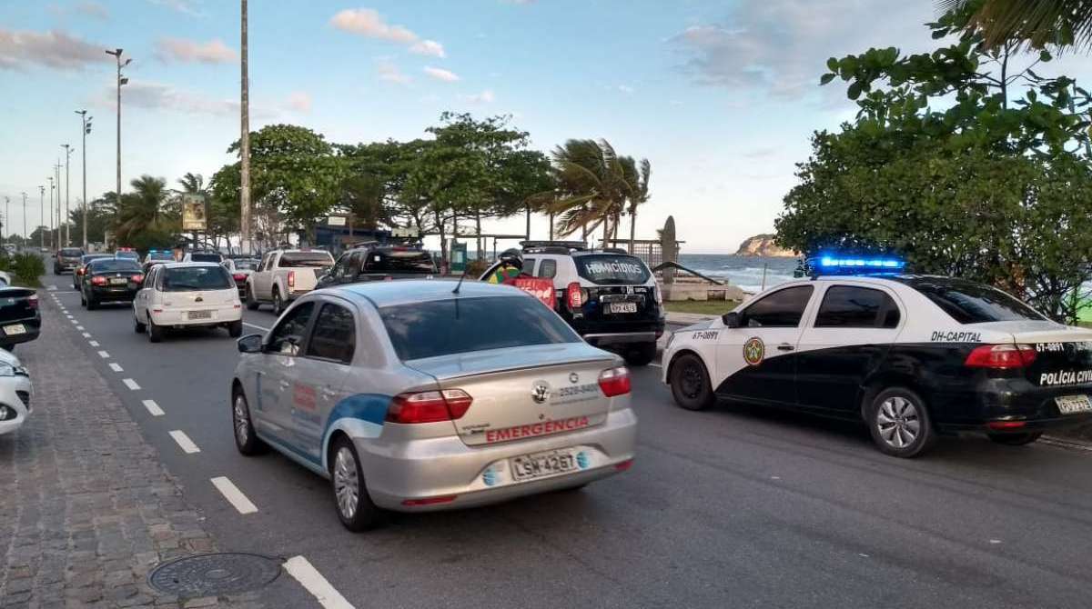 Viaturas da Delegacia de Homicídios estão no local - Foto de leitor