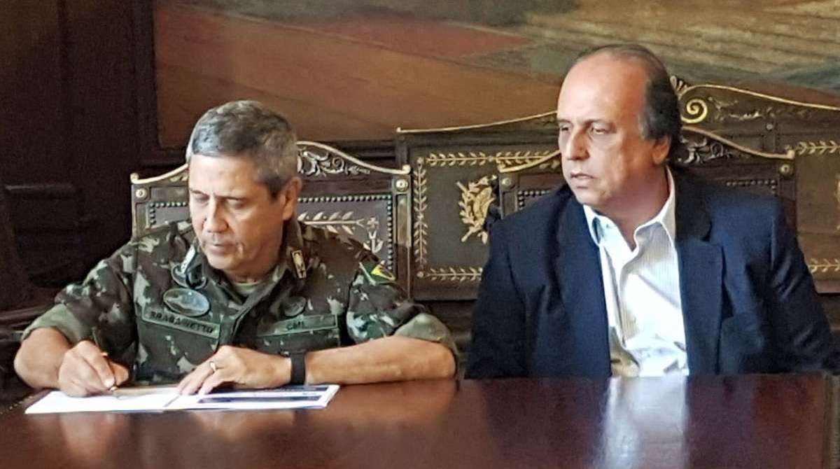 General Braga Netto e o governador Luiz Fernando Pezão assinam plano para regular as etapas da passagem da responsabilidade da intervenção - Divulgação / GIFRJ