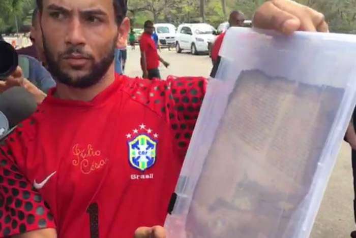 Página de livro foi encontrada por vigia em calçada Página de livro foi encontrada por vigia em calçada