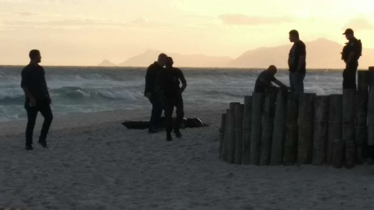 Policiais da DH fazem perícia no local do crime