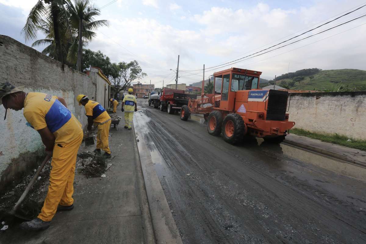 Crivella inspeciona obras de infraestrutura em Guaratiba