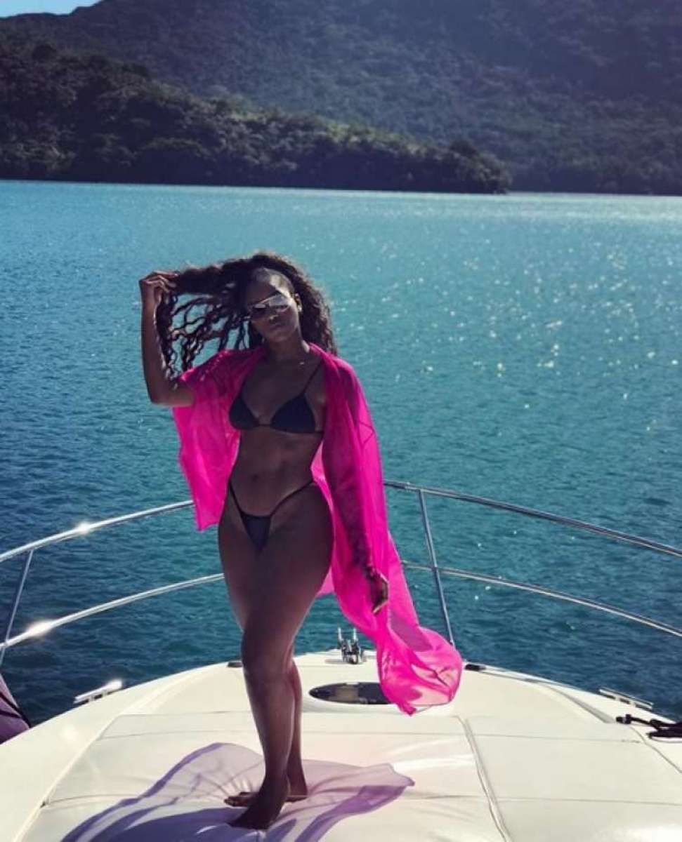 Iza comemora seu aniversário em alto mar