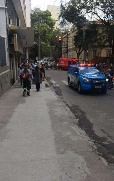 Polícia no local da troca de tiros que atingiu as duas pessoas - Redes sociais